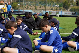 Trofeo Perla Del Tirreno टूर्नामेंट में विश्राम करते युवा फुटबॉलर