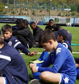 Junge Fußballer ruhen sich beim Trofeo Perla Del Tirreno Turnier aus