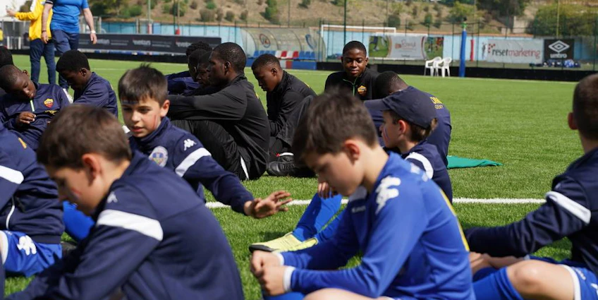 Unge fotballspillere hviler under Trofeo Perla Del Tirreno-turneringen