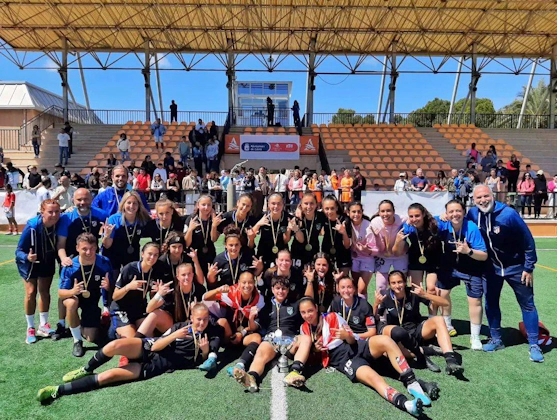 Kvindelig fodboldhold med medaljer ved Mallorca International Women´s Cup