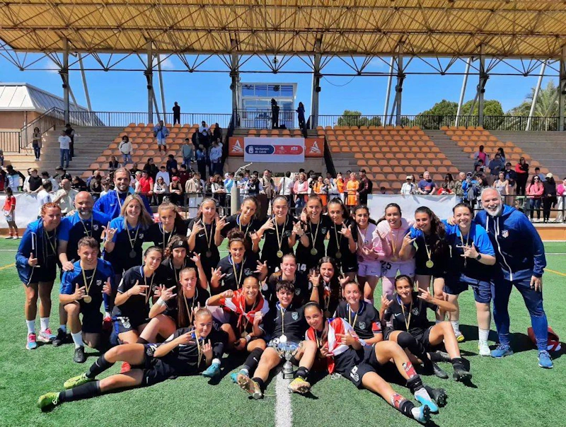Squadra di calcio femminile con medaglie alla Mallorca International Women´s Cup