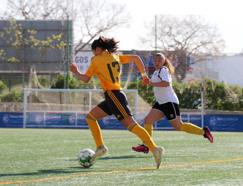 Kvindelige fodboldspillere i aktion på Mallorca International Women's Cup