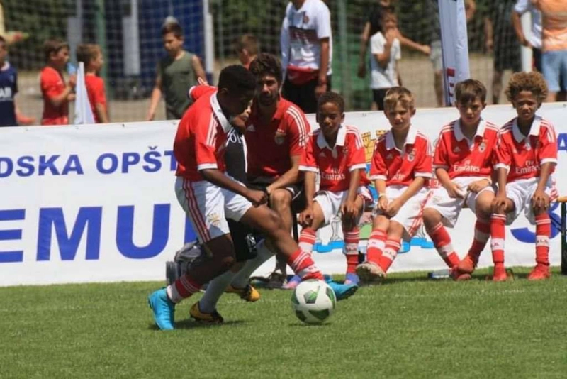Jugadores juveniles de fútbol en el torneo Dragan Mance Cup