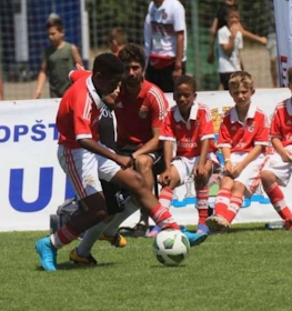 Fiatal labdarúgók a Dragan Mance Cup tornán