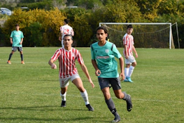 किशोर अयिया नापा फेस्टिवल टीन्स संस्करण फुटबॉल टूर्नामेंट में खेलते हुए