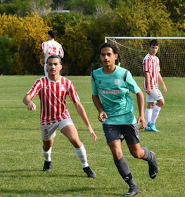 Adolescenți jucând fotbal la turneul Ayia Napa Festival pentru adolescenți