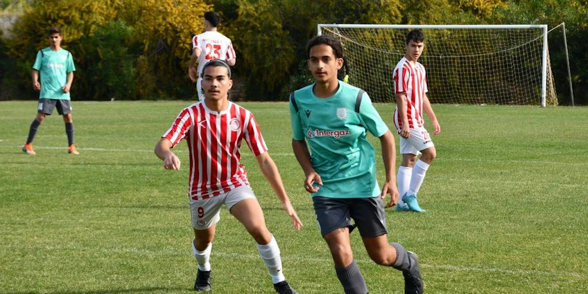 青少年在阿依纳帕节青少年版足球赛中比赛