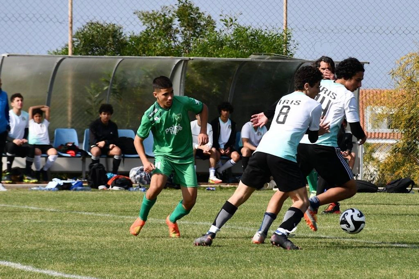 Adolescentes jogando futebol no torneio do Festival de Ayia Napa