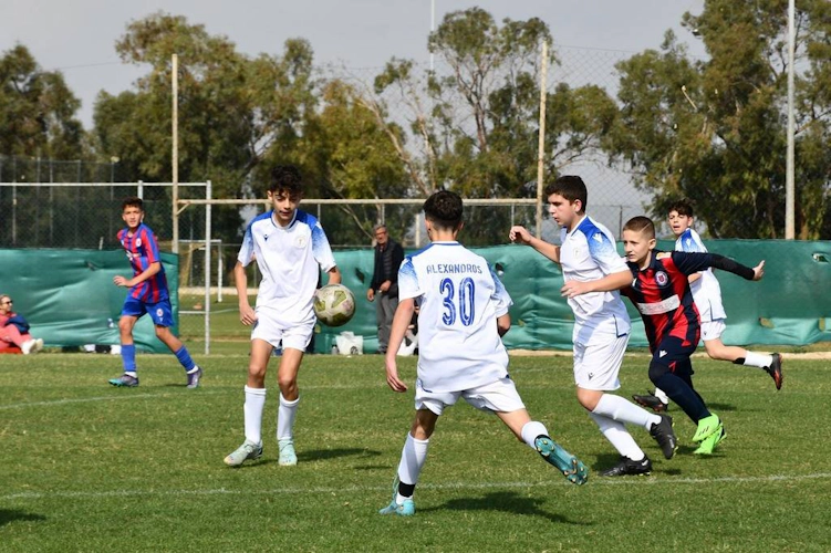 Unga fotbollsspelare tävlar i en match på Ayia Napa Festival Teens Edition