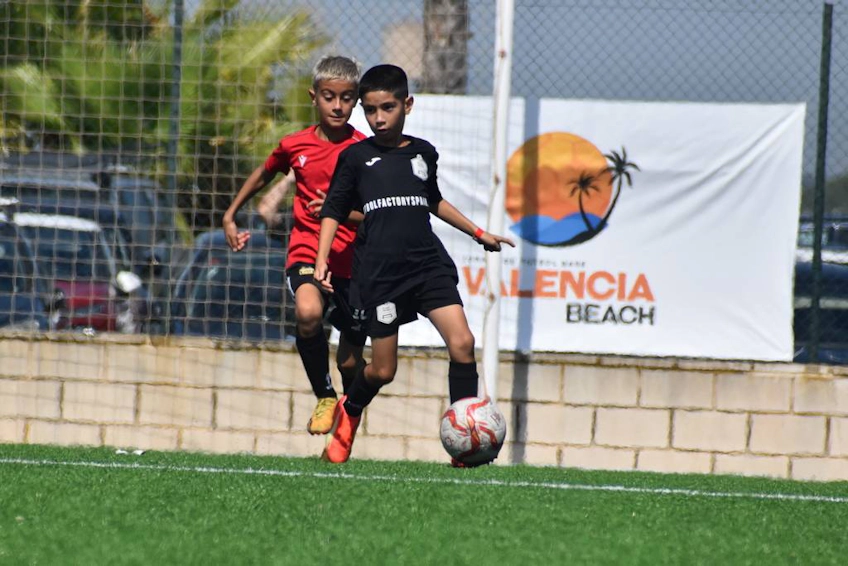 バレンシアビーチトルネオ大会でプレーする若いサッカー選手たち