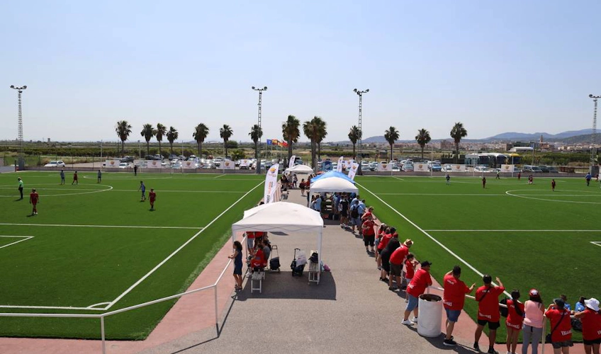 Panoramica del campo da calcio al Valencia Beach Torneo con squadre e spettatori