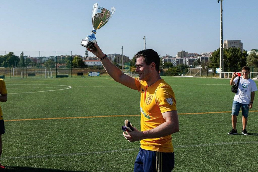 Fotballspiller med pokal i Portugal Summer Football Cup turnering