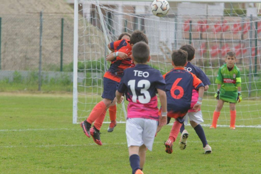 제솔로 시티 트로피 축구 토너먼트에서 축구하는 아이들