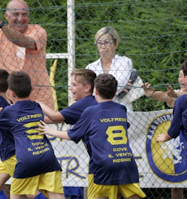 年轻足球运动员和教练在Festival Scuole Calcio Mirabilandia庆祝胜利