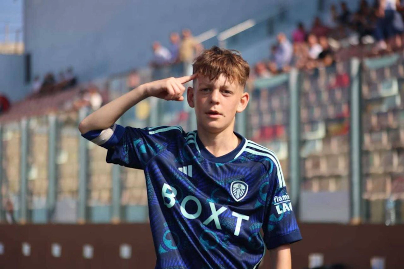 Мальчик-футболист салютует на фоне трибун на турнире U11 KHS Cup