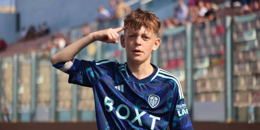 Fiatal labdarúgó üdvözli a lelátót az U11 KHS Kupa tornán