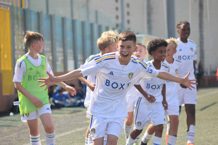 Αγόρια της ποδοσφαιρικής ομάδας U11 πανηγυρίζουν ένα γκολ