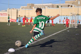 Jugador juvenil número 10 en verde pateando el balón en el torneo U14 KHS Cup