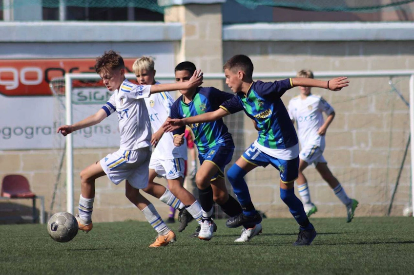 Tineri jucători luptând pentru minge la turneul U14 KHS Cup