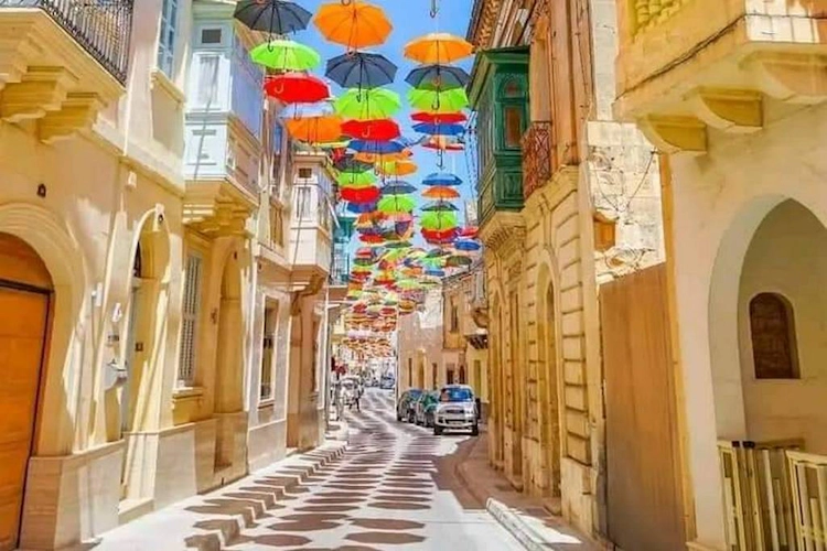 Stradă decorată cu umbrele colorate într-un oraș istoric