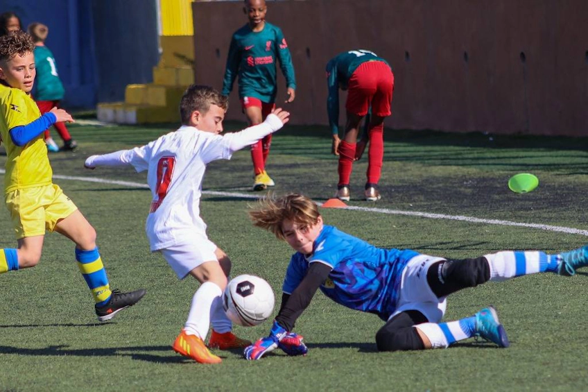 Fiúk játszanak focit az U10 KHS Kupa tornán