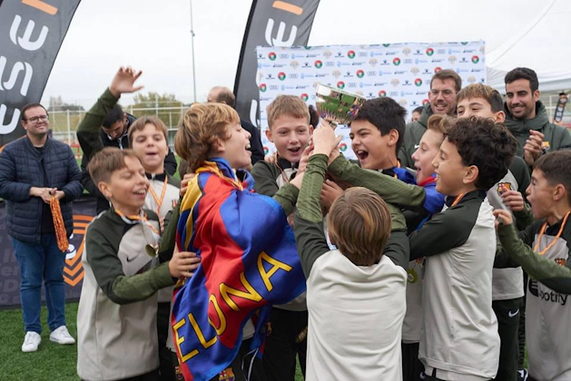 Unge fotballspillere feirer seier i Esei Madrid Spring Elite Cup