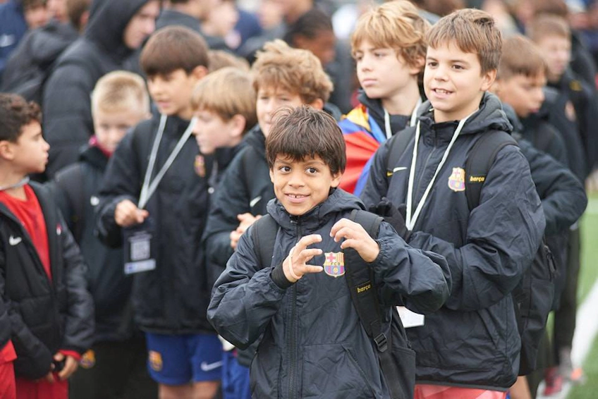 Unga fotbollsspelare i Esei Madrid Spring Elite Cup med Barcelona-logotyp på jackorna