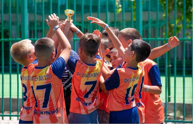 Unga fotbollsspelare firar en seger på Olympia Easter Cup 2024
