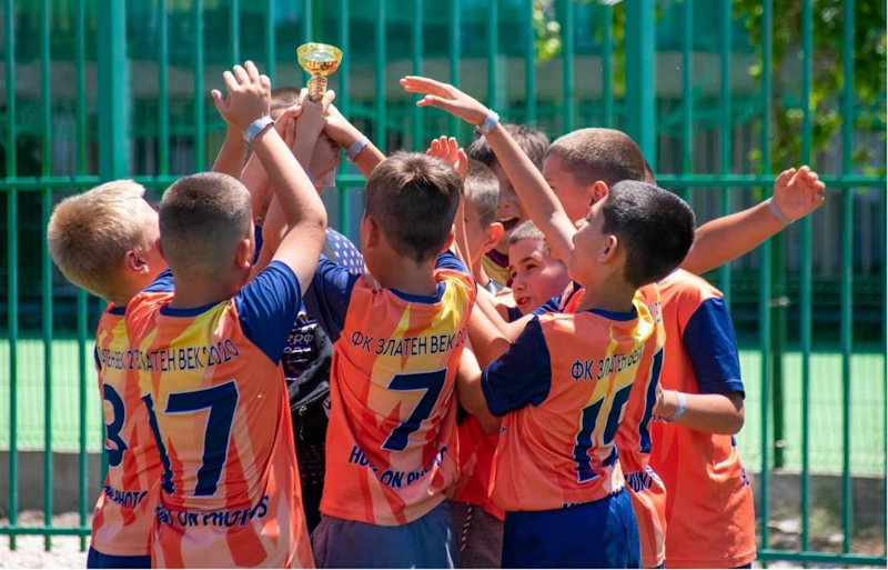 Olympia Easter Cup 2024 में जीत का जश्न मनाते युवा फुटबॉलर