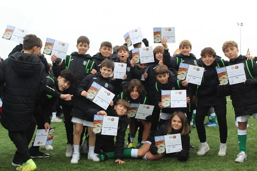 Equipe juvenil de futebol com prêmios no torneio Sun Esei Cup