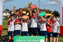 Юные футболисты с трофеем на турнире Trofeo dei Colli Asolani
