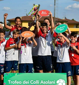 Młodzieżowa drużyna piłkarska świętuje z pucharem na Trofeo dei Colli Asolani