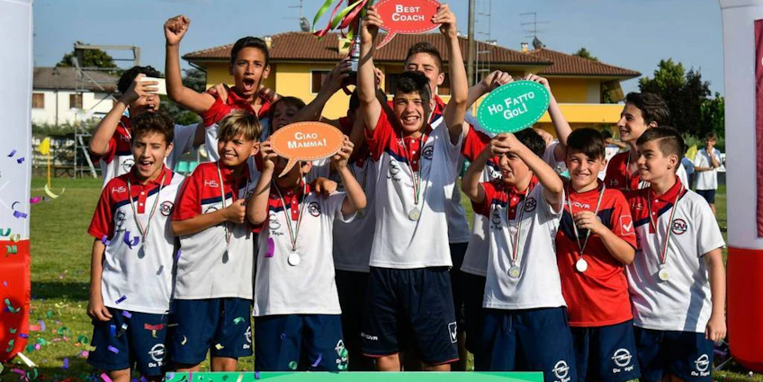 Ungdomsfotballag feirer med pokal i Trofeo dei Colli Asolani