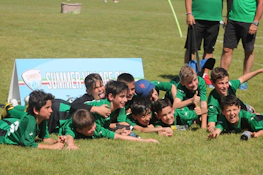 녹색 유니폼을 입은 젊은 축구 선수들이 Summer Village Cup에서 승리를 축하함