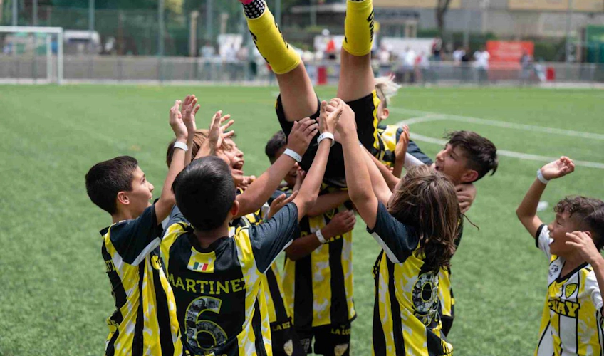 Squadra di calcio giovanile festeggia la vittoria al torneo MADCUP