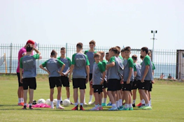 青年足球队在南黑海杯足球赛上讨论战术