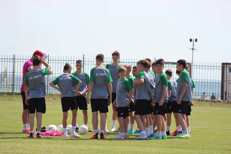 Nuorten jalkapallojoukkue taktiikkapalaverissa Etelä-Mustanmeren cupissa