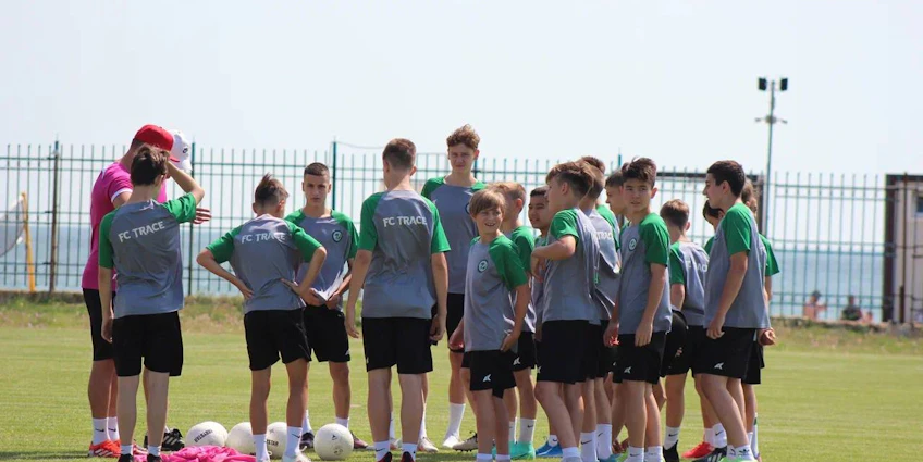 Ungdomsfotballag diskuterer taktikk på Sør-Svartehavets cup