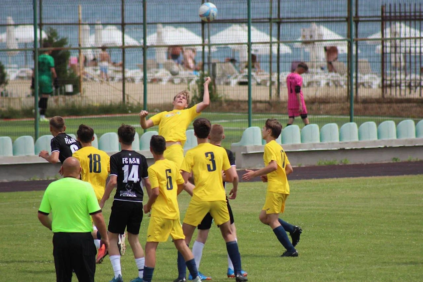 Unga fotbollsspelare i match på Södra Svarta havets cup