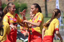 Mädchen in Uniform nehmen am Fußballturnier Girl's Game Tournoi teil