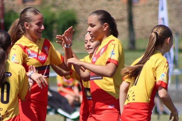 Piger i uniform deltager i fodboldturneringen Girl's Game Tournoi