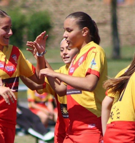 Flickor i uniform deltar i fotbollsturneringen Girl's Game Tournoi