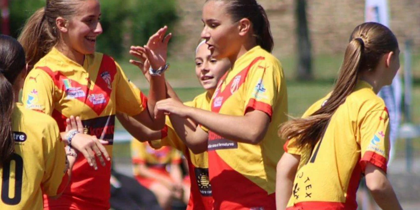 Tytöt peliasuissaan osallistuvat jalkapalloturnaukseen Girl's Game Tournoi