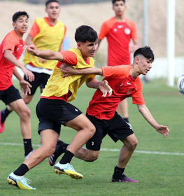 Jugadores juveniles de fútbol entrenando para el Mundial Sub-20 en Antalya