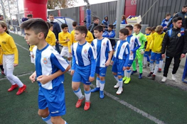 Torneo Promises फुटबॉल टूर्नामेंट में वर्दी में युवा फुटबॉल खिलाड़ी