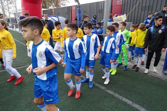 Torneo Promises फुटबॉल टूर्नामेंट में वर्दी में युवा फुटबॉल खिलाड़ी