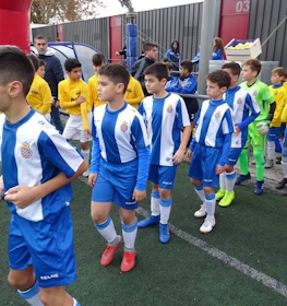 Unga fotbollsspelare i matchställ på Torneo Promises fotbollsturnering