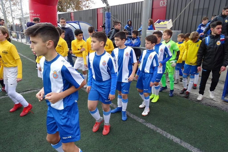 Unga fotbollsspelare i matchställ på Torneo Promises fotbollsturnering