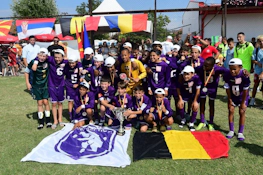 Ifjúsági labdarúgócsapat ünnepli a győzelmet az Ilinden Kupán