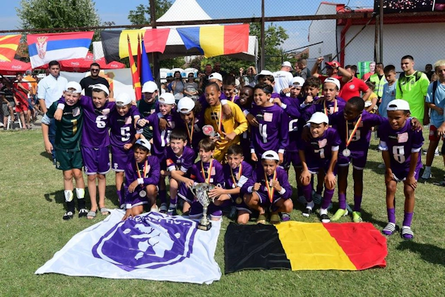 Noorte jalgpallimeeskond võidu tähistamine Ilinden Cupil